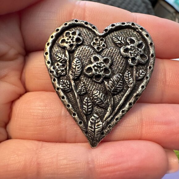 Vintage Antiqued Silver Heart Brooch Floral Raised Detail OPP Signed - Picture 1 of 5